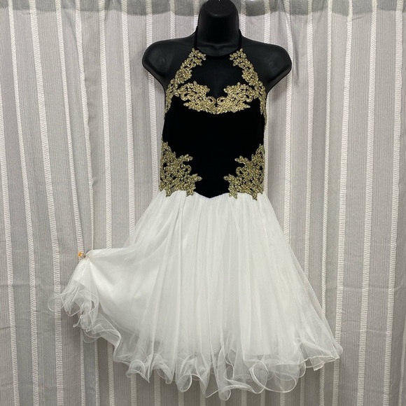Blondie Nites Dresses & Skirts - Blondie Nites Short Halter Dress Black White and Gold Homecoming Prom Size 3 EUC